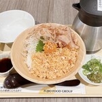 出汁茶漬け 津南食堂 祇園小町 - 銀鮭のほぐし身と卵黄醤油漬けごはん