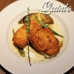 燻製チーズを挟んだヒラメのカツレツ　-カリフラワーのクレマ-