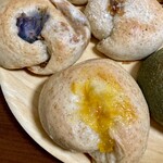 marzi-pan - （左上）麻婆茄子ベーグル160円、（手前）マーマーレード＆
      　チーズクリームベーグル160円