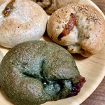 marzi-pan - よもぎベーグル160円
      　（小倉あん＆さくら餅）、食べ応えありすぎ