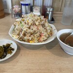 西華 - スープと高菜も付いてきます♪