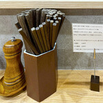 らぁめん鴇 - 卓上調味料はペッパーミルに入った胡椒のみ