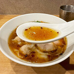 らぁめん鴇 - 醤油の香ばしさと深みの有るスープに、香味油が厚みを出しています