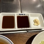 サムズ アンカーイン - ステーキソースとガーリックバターです