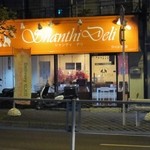 Shanthi Deli 大倉山 - お店は環2沿い　店頭にデリバリー用のバイクが停まっています