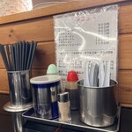 笹舟 - テーブル備え付けの調味料など。