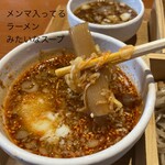 十割そば　中村麺兵衛 - 料理：汁はメンマ入り。ラーメンスープみたいな味。