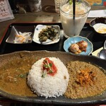 旧ヤム邸 - 右が鶏キーマ、左がココナッツカレー