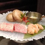 焼肉牛印 銀座店 - トモサンカク/雲仙椎茸/上ミノ/ブルゴーニュバター