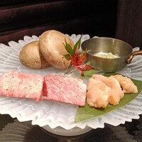 焼肉牛印 銀座店 - トモサンカク/雲仙椎茸/上ミノ/ブルゴーニュバター