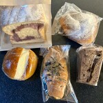 おはようパン工房 - 左上から時計回りにむらさきいも食パン・かぼちゃクリームパン・チョコサンド・明太塩パン・ミルククリームパン