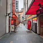 中央酒場 - この路地の奥にお店はあります。