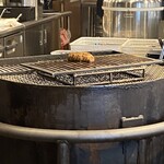 トラブミート - 最初に炭火焼きで表面を焼いてくれます