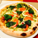 CARA - トマトとモッツァレラのジェノベーゼ風ピザ