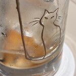 Art Gallery Cafe 茶々華 - ヒビが猫の足まで入っているのがわかります