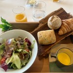 THE HIRAMATSU HOTELS&RESORTS 熱海 - パン、サラダ、ジュース、カボチャのポタージュ
