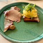 THE HIRAMATSU HOTELS&RESORTS 熱海 - ベーコン、ハム、ソーセージ、エッグベネディクト