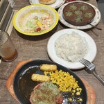 サイゼリヤ - 料理写真:小エビのサラダ350円、フォッカチオ150円、エスカルゴのオーブン焼き400円、若鶏のディアボラ風500円、ラージライス200円、セットドリンクバー200円×2