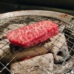 炭火焼肉 肉の匠 ひうち - 焼き焼きシーン