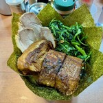 横浜家系ラーメン 大将家 - 料理写真:MAXチェーシューメン　1700円　+　ほうれん草　150円　+　のり　130円