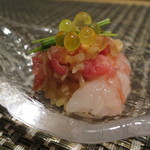 鯛良 - 甘海老にとろたく、下に赤酢のしゃり。