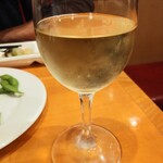 24時間 餃子酒場 - グラスワイン白350円