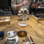 No Code - 食事前のプレゼン風景:真ん中はとうもろこしの身を刮ぐとうもろこしの芯を束ねたメキシコの調理器具