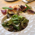 THE HIRAMATSU HOTELS&RESORTS - 自分で和えるサラダ
      牛肉の生ハム、チーズ、キノコのグリル、千切りポテトサラダ等
      イタリアンドレッシングで