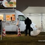 むかん - 傘を投げ捨ててシャドーする小松崎店主(≧∇≦)