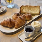 THE HIRAMATSU HOTELS&RESORTS - パン3種
      クロワッサン、フォカッチャ、トースト
      ホイップバター、小田原のブルーベリージャム、ハチミツ
      パンはお代わりできます
