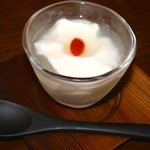 白楽天 - なめらか杏仁豆腐 250円 濃厚でコクもあり美味しいです。