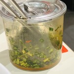 神座飲茶樓 - 卓上の辛ニラ