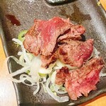 四文屋 - 牛レアステーキ