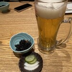 とんかつ はせ川 - 生ビールと突き出し？のヒジキとぬか漬け。ヒジキが美味しくて、こちら以外で食べる機会がほとんど無いので、もっと食べたいのでメニューに追加してもらいたい