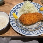 とんかつ はせ川 東銀座店 - ロースカツ定食:辛子、レモン添え◎卓上のキャベツ用の玉ねぎドレッシングも◯