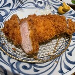 とんかつ はせ川 東銀座店 - 断面:ちょうど良い感じ。今日も美味しそうに揚がりました！衣が簡単に剥がれないのも◎