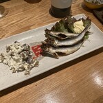 酒肴タロウ - いぶりがっこチーズ、煮干し