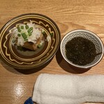 酒肴タロウ - お通し(厚揚げ、もずく)