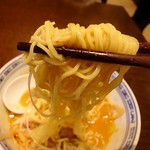 中華居酒屋 華郷 - スープの優しい旨みの後にピリリと辛さが押し寄せ、なかなか美味しかったです