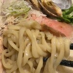 鶏白湯ラーメン ムツキ - 魚介鶏白湯ラーメンの中太麺