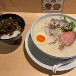 鶏白湯ラーメン ムツキ - 魚介鶏白湯ラーメン 税込990円、本場九州の味 高菜ごはん 税込180.円（R7.6時点）