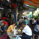 高雄婆婆冰 - 歩道いっぱいに広がるテーブル