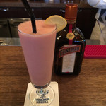 コーヒーハウス ニシヤ - ラズベリーシャーベットとバナナとコアントローとグレープフルーツジュースのカクテル（850円）
