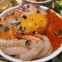 Seafood bar Ermitage 横浜鶴屋町店 - ◯いろいろ魚介の贅沢海鮮丼　ネタ薄過ぎ