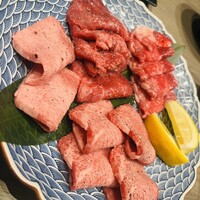 渋谷焼肉 かみ山 - タン盛り合わせ