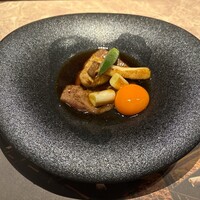 マラルンガ鉄板焼 - 特選宮古牛サーロインの鉄板すき焼き（宮古島産ハーブ卵とフランス産フォアグラ）