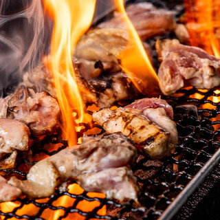 炭焼き肉が全て食べ飲み放題！！みんなでお得に盛り上がる♪