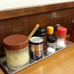 バスラーメン - 調味料は装備が良い。　2014.11