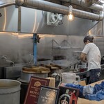 ぶたのほし - こまめに混ぜてスープの状態をチェック。スープへの愛情が伝わるよう。