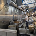 ぶたのほし - 無骨ながらも随所にセンスの光る店内は、天井が高く解放的。工場長と奥様のペアで切り盛りされている。